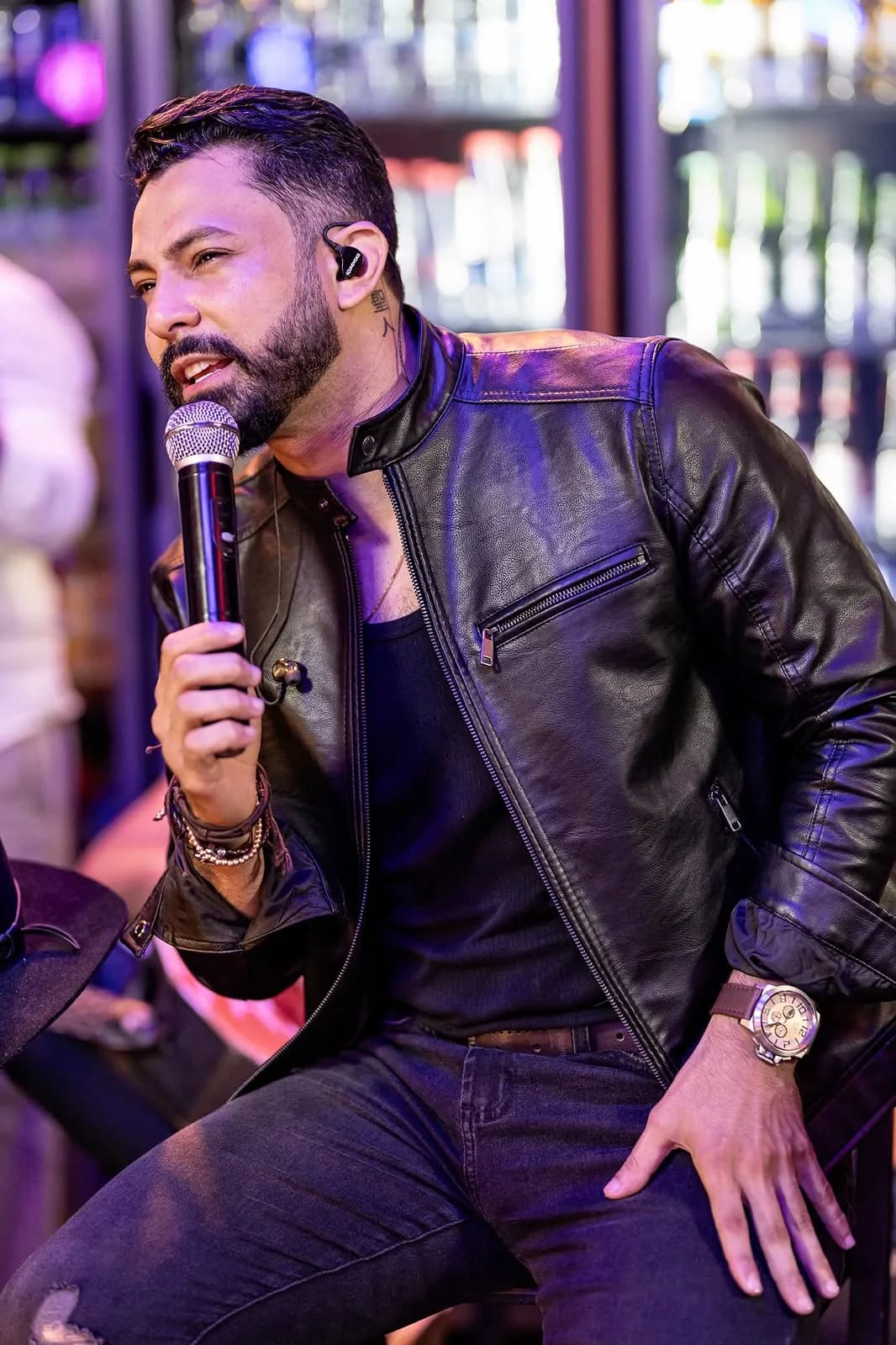 Lukas Santos com o microfone, olhando para o público
