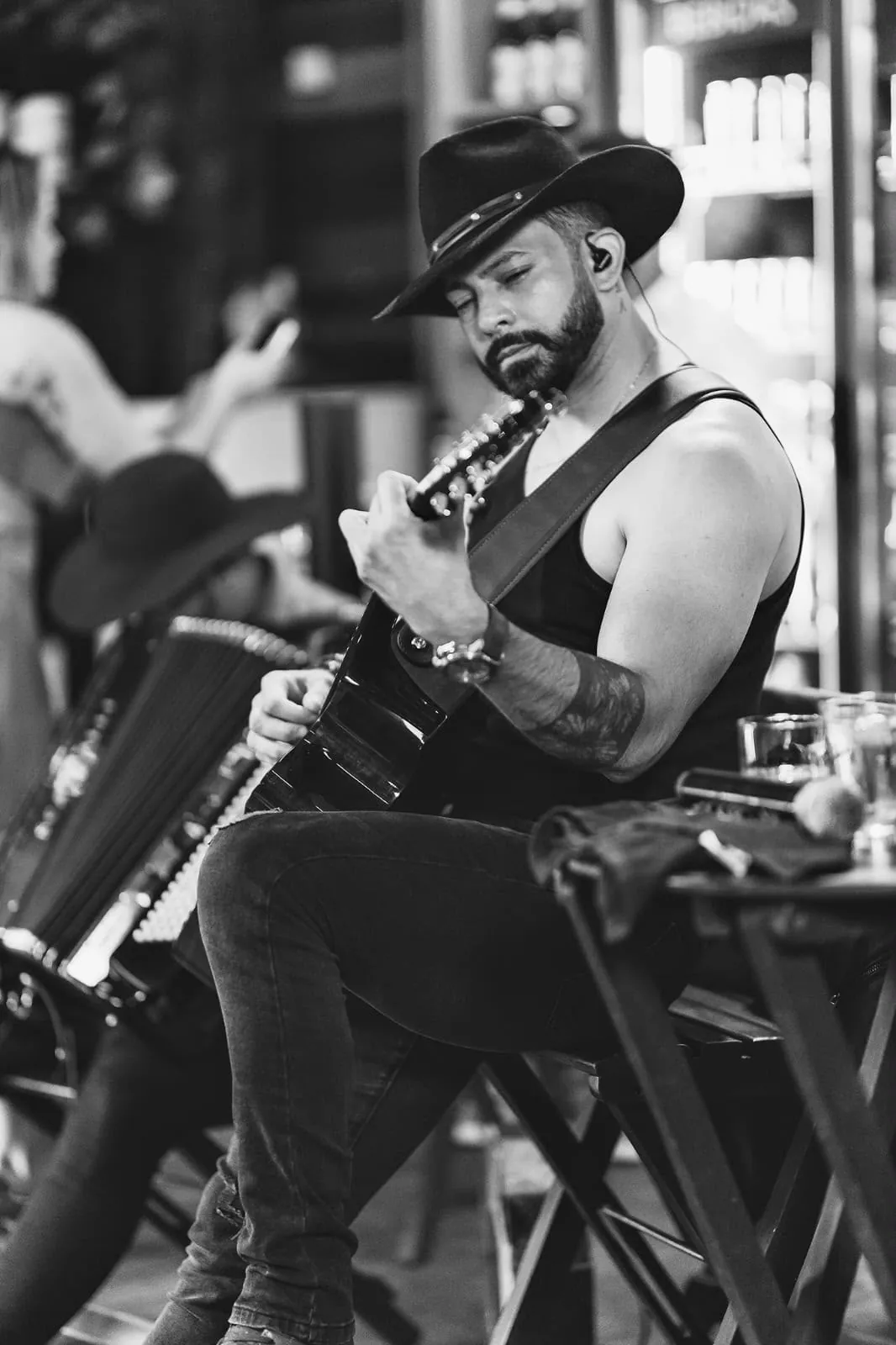 Lukas Santos com violão, em preto e branco